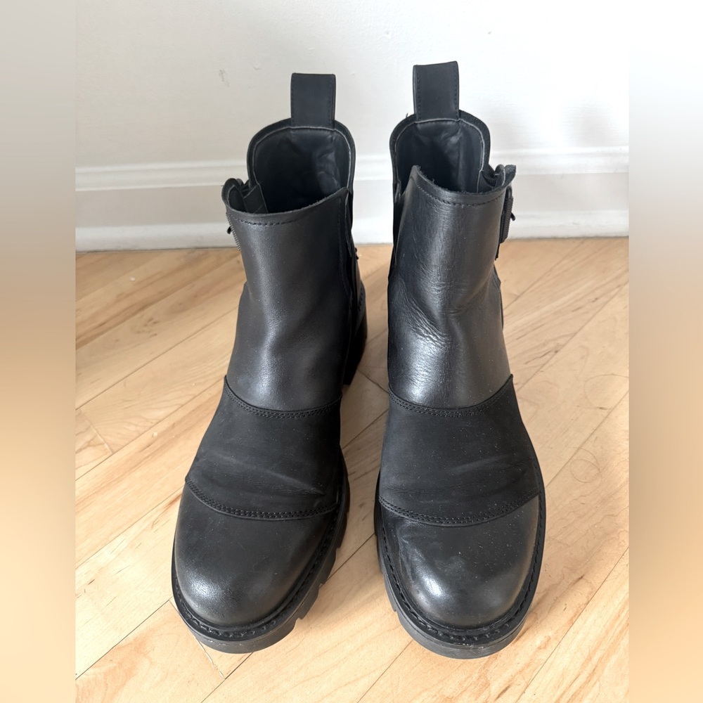 Ugg Women’s Moto Boot Size 9